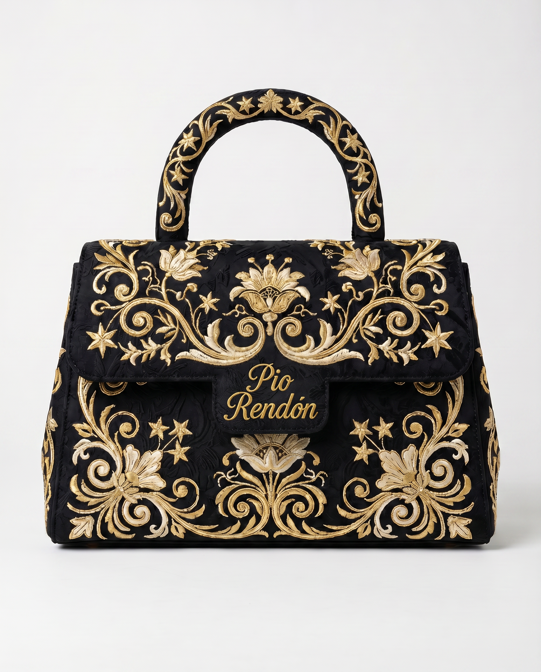 Detalle frontal del bolso Valencia de Pio Rendón en negro y dorado sobre fondo limpio.